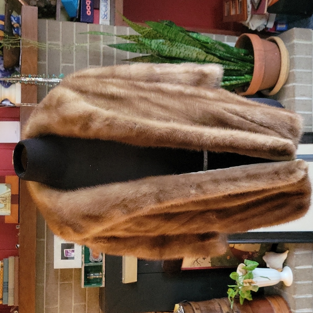 Vintage mink stole.  This fur is in good used condition and has 2 side pockets.